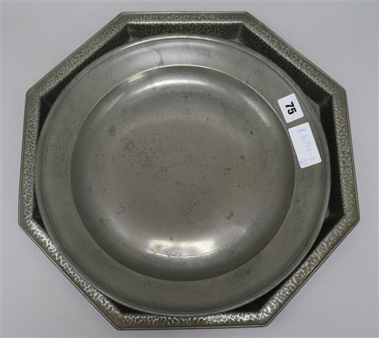 An 18th century pewter dish and a pewter tray